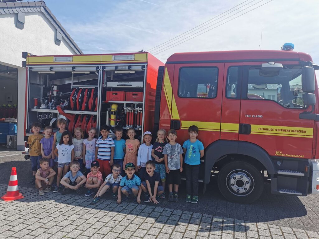 Vorschulkinder der Kita Kunterbunt Darscheid bei der Feuerwehr Darscheid