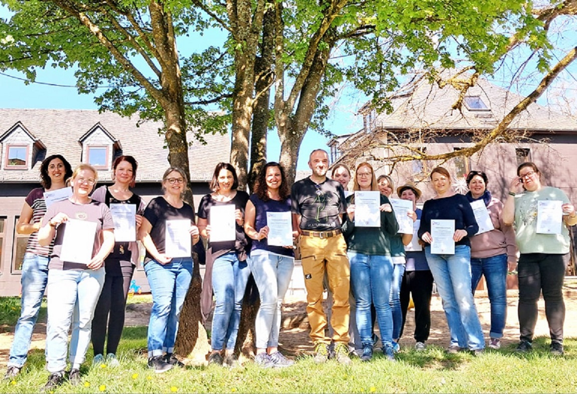 Alle Teilnehmer der Weiterbildung mit ihren Zertifikaten