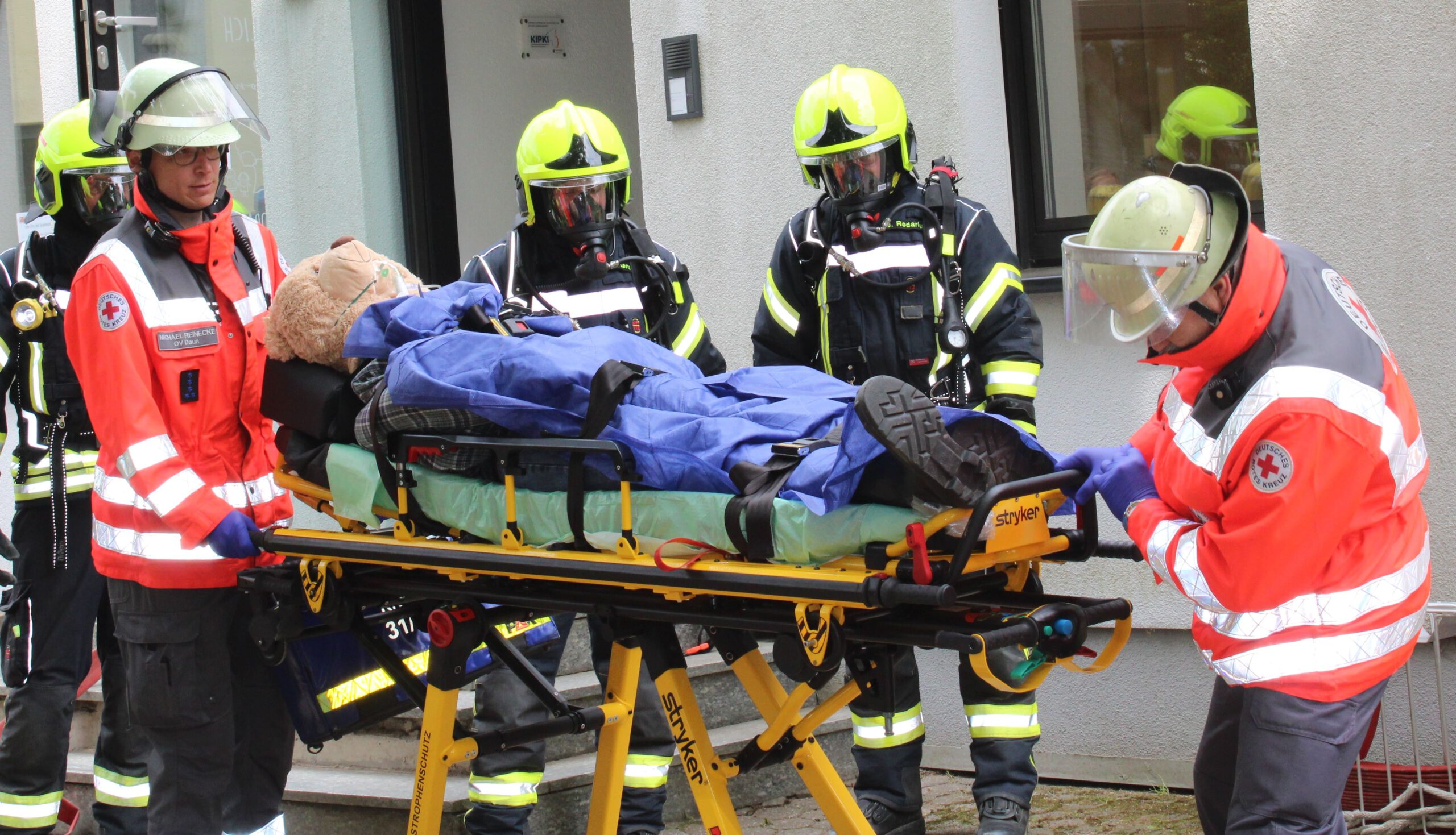 Teddybär Hausmeister Jupp wird von den Feuerwehrleuten gerettet