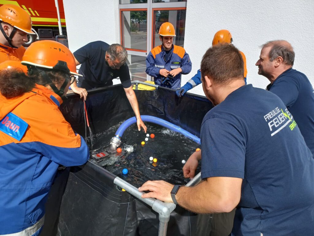 Die Schmutzwasserpumpen in Demonstration mit Wasser und Tischtennisbällen als Schmutz
