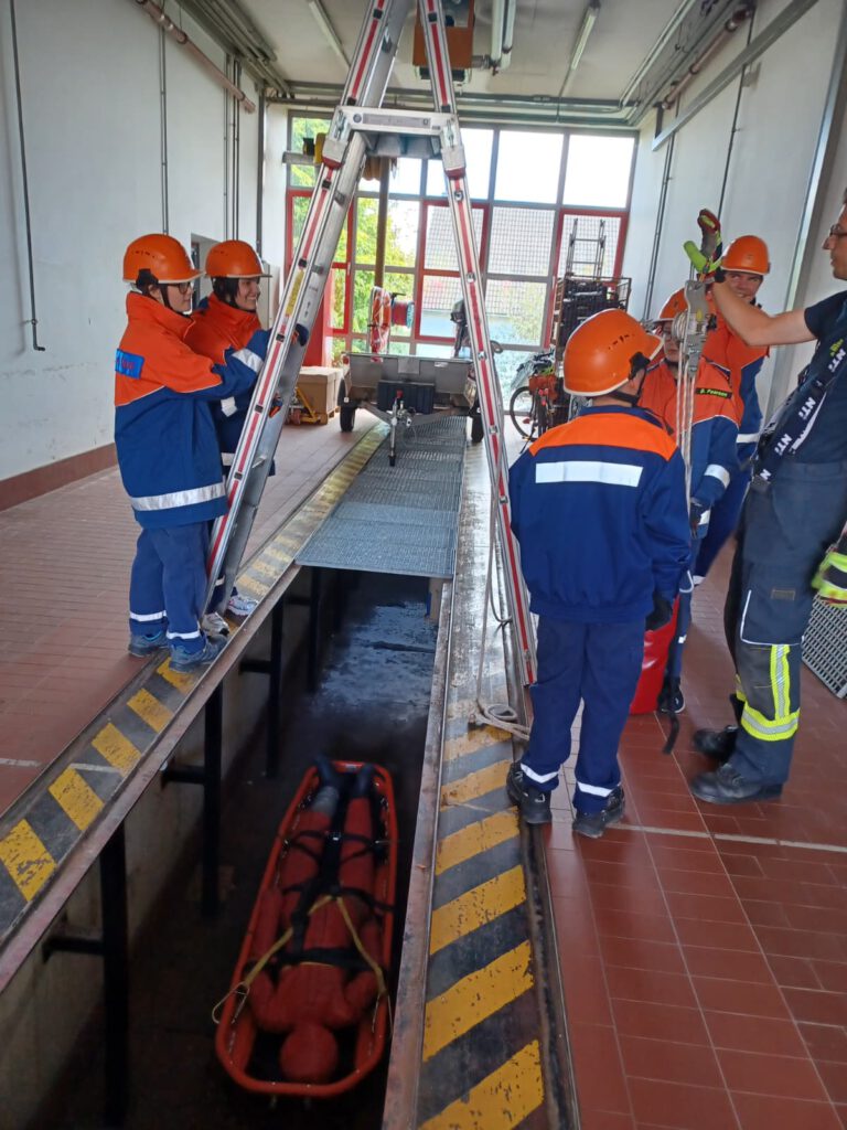 6. Die Jugendfeuerwehr baut einen Leiterbock zur Rettung auf
