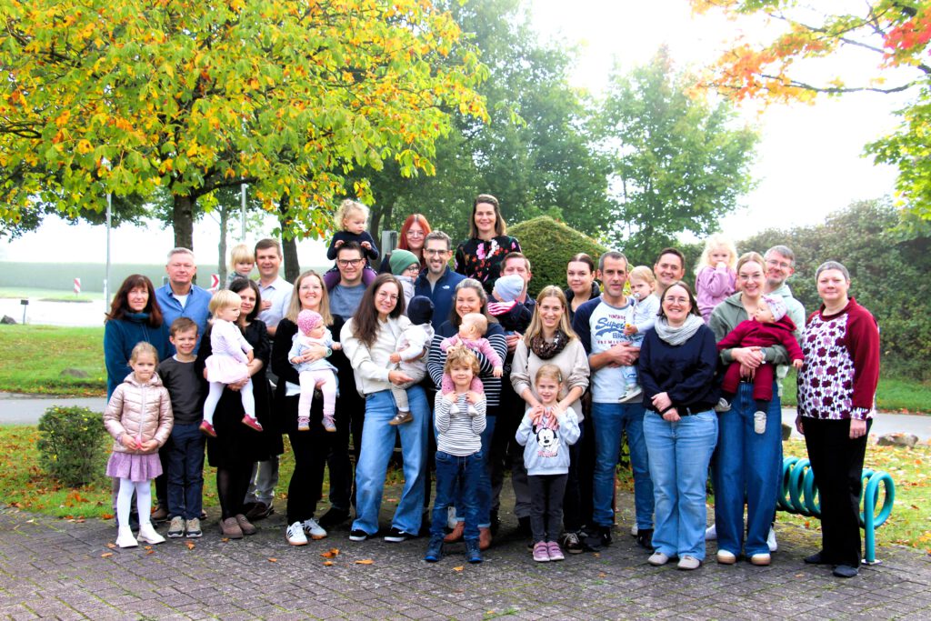 Gruppe der Teilnehmer am Neugeborenenfrühstück